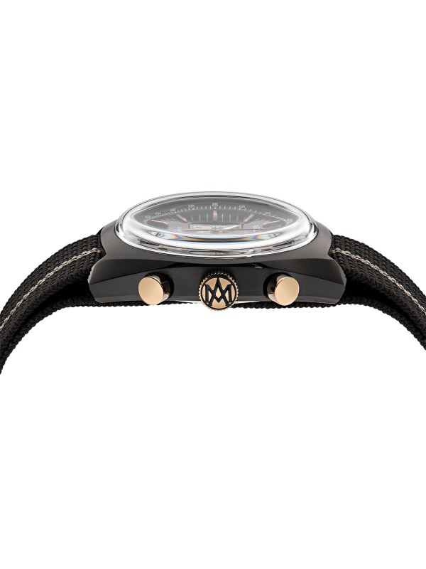 Aston Martin MTTS2F504 – moderan muški hronograf koji kombinuje sportski duh i klasično nasleđe brenda. Kućište od nerđajućeg čelika sa IP prevlakom u crnoj boji i crni brojčanik sa sivim podbrojčanicima odišu snažnim karakterom. Platnena narukvica u crnoj i kafenoj boji dodaje robustan, trkački izgled. Vodootpornost 100m, mineralno staklo sa safirnom prevlakom i osvetljene kazaljke garantuju stil i pouzdanost u svakoj situaciji.