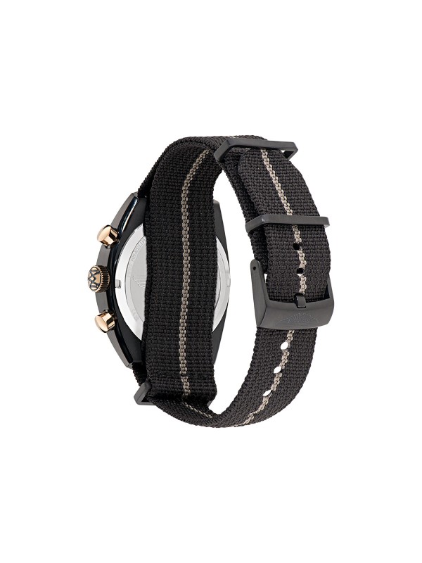 Aston Martin MTTS2F504 – moderan muški hronograf koji kombinuje sportski duh i klasično nasleđe brenda. Kućište od nerđajućeg čelika sa IP prevlakom u crnoj boji i crni brojčanik sa sivim podbrojčanicima odišu snažnim karakterom. Platnena narukvica u crnoj i kafenoj boji dodaje robustan, trkački izgled. Vodootpornost 100m, mineralno staklo sa safirnom prevlakom i osvetljene kazaljke garantuju stil i pouzdanost u svakoj situaciji.