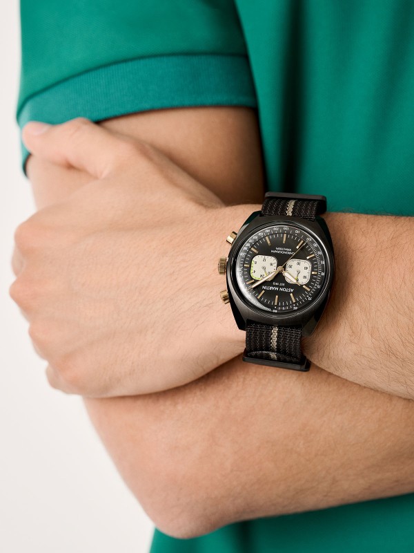 Aston Martin MTTS2F504 – moderan muški hronograf koji kombinuje sportski duh i klasično nasleđe brenda. Kućište od nerđajućeg čelika sa IP prevlakom u crnoj boji i crni brojčanik sa sivim podbrojčanicima odišu snažnim karakterom. Platnena narukvica u crnoj i kafenoj boji dodaje robustan, trkački izgled. Vodootpornost 100m, mineralno staklo sa safirnom prevlakom i osvetljene kazaljke garantuju stil i pouzdanost u svakoj situaciji.