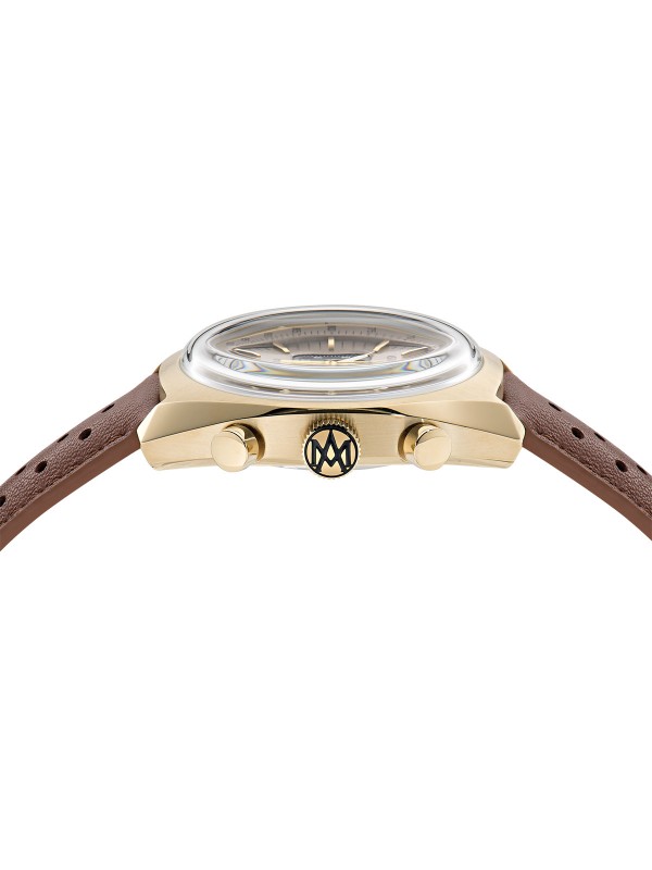 Aston Martin MTTS2F502 – luksuzni muški hronograf koji spaja sportski duh i klasičnu eleganciju. Kućište od nerđajućeg čelika u boji žutog zlata, brojčanik u tonovima šampanjca i braon kožna narukvica stvaraju sofisticiran izgled. Inspirisan zlatnim dobom automobilizma, ovaj model odlikuju detalji kao što su osvetljene kazaljke, mineralno staklo sa safirnom prevlakom i vodootpornost do 100m. Savršen izbor za muškarce sa stilom i strašću za performansama.