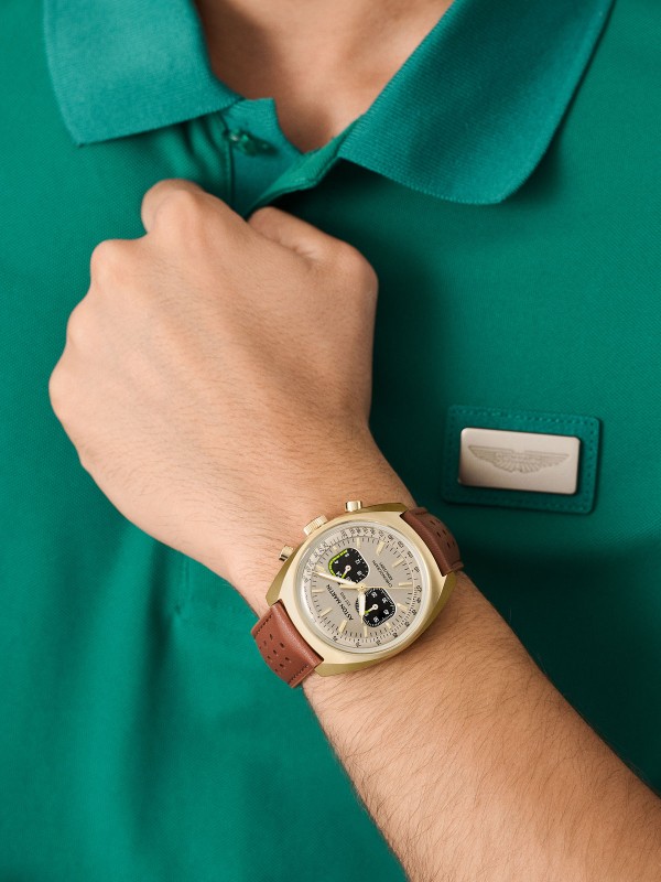 Aston Martin MTTS2F502 – luksuzni muški hronograf koji spaja sportski duh i klasičnu eleganciju. Kućište od nerđajućeg čelika u boji žutog zlata, brojčanik u tonovima šampanjca i braon kožna narukvica stvaraju sofisticiran izgled. Inspirisan zlatnim dobom automobilizma, ovaj model odlikuju detalji kao što su osvetljene kazaljke, mineralno staklo sa safirnom prevlakom i vodootpornost do 100m. Savršen izbor za muškarce sa stilom i strašću za performansama.