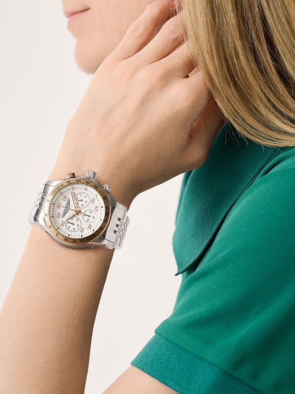 Aston Martin MTRS1F504 – luksuzni muški hronograf koji kombinuje sportski karakter i sofisticiran dizajn. Kućište od nerđajućeg čelika prečnika 42mm, beli brojčanik i tahimetarska skala u boji roze zlata donose eleganciju sa trkačkim duhom. Narukvica od čelika u boji srebra, mineralno staklo sa safirnom prevlakom i vodootpornost 100m čine ovaj sat savršenim izborom za savremenog muškarca.