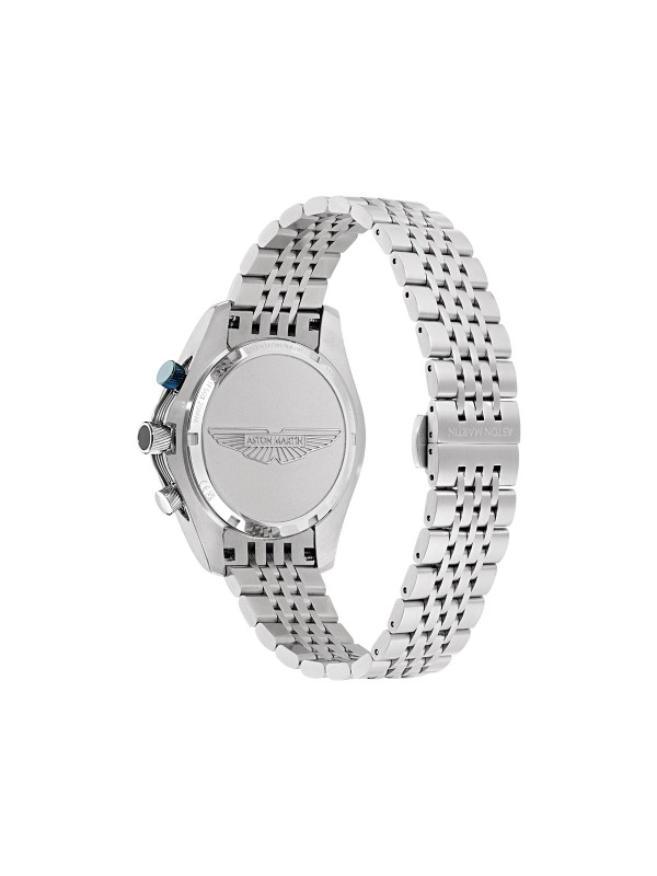 Aston Martin MTRS1F503 – elegantan muški hronograf koji spaja luksuz i sportski duh. Kućište od nerđajućeg čelika prečnika 42mm, teget brojčanik sa tahimetarskom skalom i osvetljenim kazaljkama odražavaju trkačko nasleđe Aston Martina. Srebrna narukvica i detalji visokog sjaja pružaju prepoznatljiv sofisticiran izgled. Vodootpornost 100m i mineralno staklo sa safirnom prevlakom obezbeđuju dugotrajnost i pouzdanost.