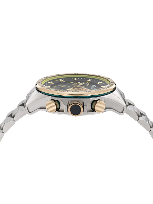 Aston Martin MTRH1F505 – muški hronograf sa kućištem od recikliranog nerđajućeg čelika prečnika 44mm i teget brojčanikom. Tahimetarska skala na okviru u boji žutog zlata, osvetljene kazaljke i prepoznatljivi detalji u boji limete čine ovaj sat simbolom sportske elegancije. Mineralno staklo sa safirnom prevlakom i vodootpornost do 100m garantuju pouzdanost i luksuz u svakom trenutku.