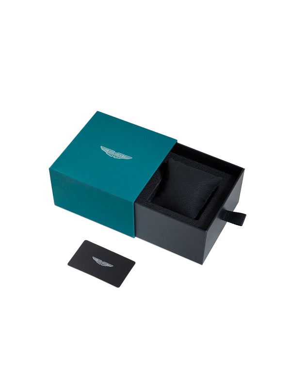 Aston Martin MTRH1F504 – muški hronograf od recikliranog nerđajućeg čelika sa brojčanikom boje šampanjca i tahimetrijskom skalom. Ovaj sofisticirani sat sa osvetljenim kazaljkama, mineralnim staklom sa safirnom prevlakom i vodootpornošću do 100m kombinuje prepoznatljive Aston Martin detalje u boji limete sa luksuznom sportskom estetikom.