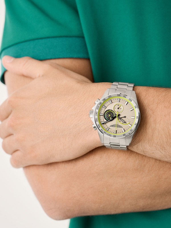 Aston Martin MTRH1F504 – muški hronograf od recikliranog nerđajućeg čelika sa brojčanikom boje šampanjca i tahimetrijskom skalom. Ovaj sofisticirani sat sa osvetljenim kazaljkama, mineralnim staklom sa safirnom prevlakom i vodootpornošću do 100m kombinuje prepoznatljive Aston Martin detalje u boji limete sa luksuznom sportskom estetikom.