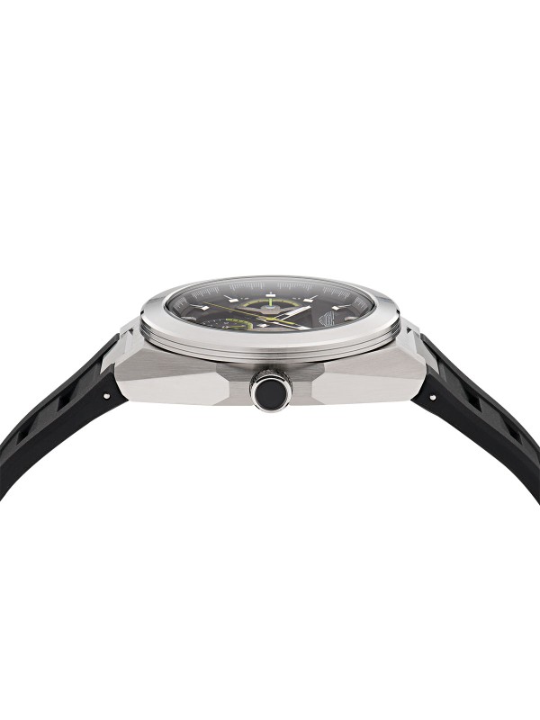 Aston Martin MTRI1F502 – muški multifunction sat sa kućištem od recikliranog nerđajućeg čelika u boji srebra i crnim brojčanikom. Detalji boje limete i crna silikonska narukvica naglašavaju sportski duh. Osvetljene kazaljke, mineralno staklo sa safirnom prevlakom i vodootpornost do 100m odražavaju spoj performansi i elegancije Aston Martin brenda.