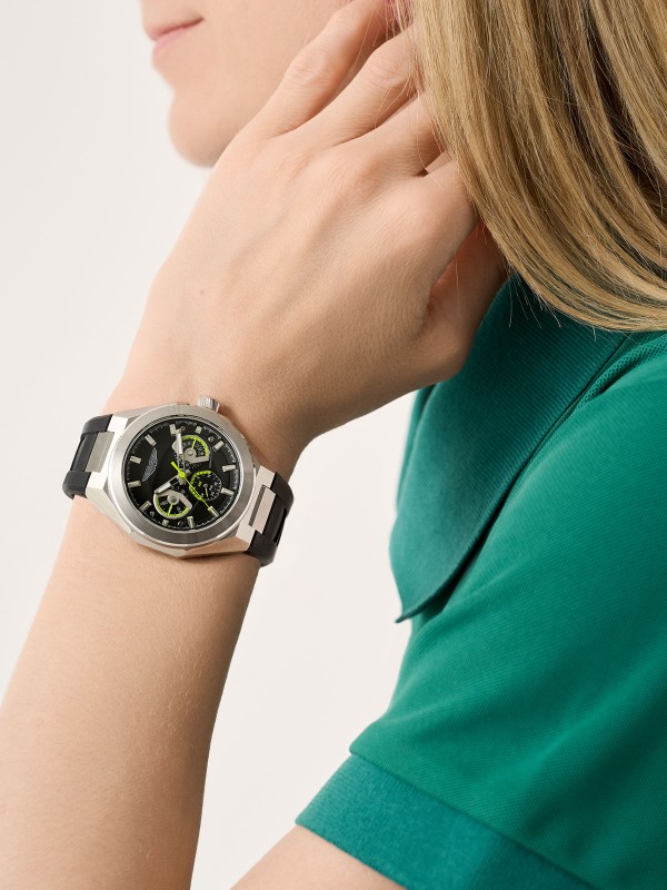 Aston Martin MTRI1F502 – muški multifunction sat sa kućištem od recikliranog nerđajućeg čelika u boji srebra i crnim brojčanikom. Detalji boje limete i crna silikonska narukvica naglašavaju sportski duh. Osvetljene kazaljke, mineralno staklo sa safirnom prevlakom i vodootpornost do 100m odražavaju spoj performansi i elegancije Aston Martin brenda.