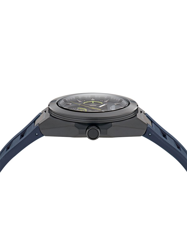 Aston Martin MTRI1F501 – muški multifunction sat sa kućištem od recikliranog nerđajućeg čelika u gun metal boji i teget silikonskom narukvicom. Teget brojčanik sa detaljima boje limete, mineralno staklo sa safirnom prevlakom i vodootpornost do 100m spajaju sportsku energiju i luksuznu estetiku Aston Martin brenda.