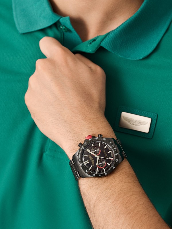 Aston Martin MTIS1F504 – muški hronograf od recikliranog nerđajućeg čelika sa IP prevlakom u crnoj boji. Elegantno crno kućište i brojčanik sa crvenim akcentima i tahimetarskom skalom. Osvetljene kazaljke, vodootpornost 100m i mineralno staklo sa safirnom prevlakom čine ovaj model simbolom luksuzne sportske elegancije.