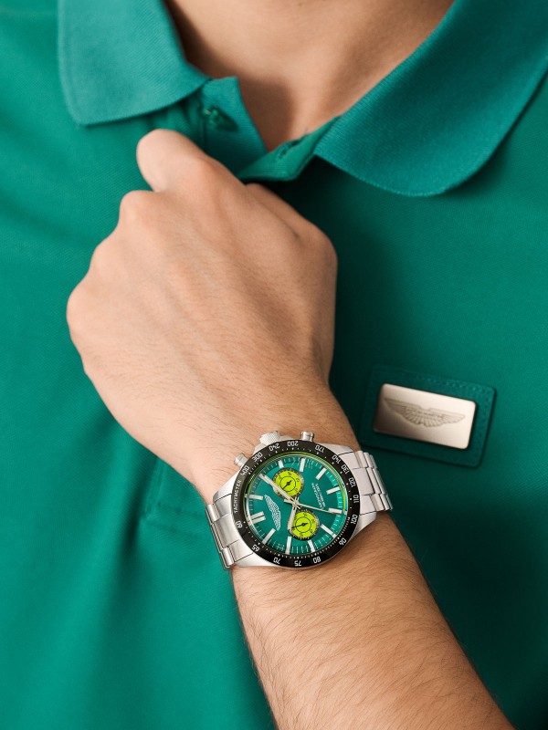 Aston Martin MTIS1F502 – luksuzni muški hronograf izrađen od recikliranog nerđajućeg čelika, sa prepoznatljivim podium zelenim brojčanikom i detaljima u limeta nijansi. Crni tahimetarski prsten, osvetljene kazaljke i vodootpornost do 100m čine ovaj sat sinonimom performansi i elegancije Aston Martin brenda.