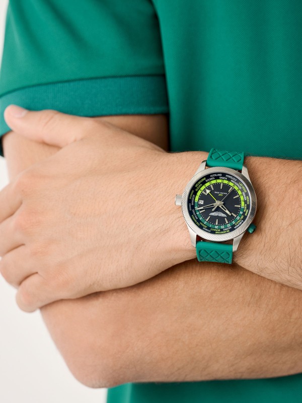 Aston Martin MTIZ1F503 – luksuzni muški GMT box set sat sa dve narukvice: čeličnom u boji srebra i silikonskom u prepoznatljivoj zelenoj Aston Martin boji. Crni brojčanik sa detaljima u podijum zelenoj i limeta boji ističe sportsko nasleđe i sofisticiran dizajn.