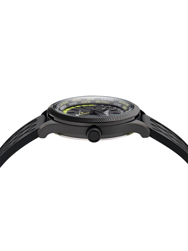 Aston Martin MTIZ1F501 – luksuzni muški GMT sat inspirisan trkačkim duhom brenda. Kućište od crnog recikliranog čelika sa IP prevlakom, crni brojčanik sa markerima boje limete i silikonska narukvica u crnoj i limeta boji. Preciznost, elegancija i performanse u jednom.