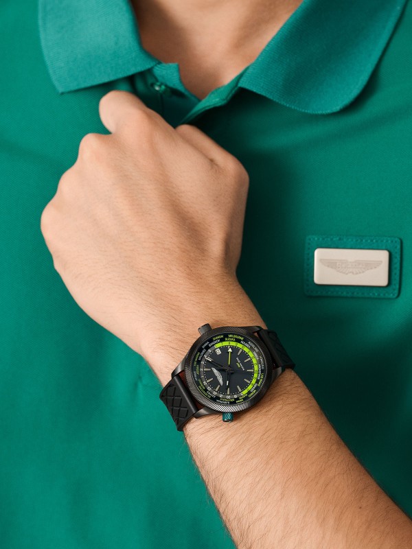 Aston Martin MTIZ1F501 – luksuzni muški GMT sat inspirisan trkačkim duhom brenda. Kućište od crnog recikliranog čelika sa IP prevlakom, crni brojčanik sa markerima boje limete i silikonska narukvica u crnoj i limeta boji. Preciznost, elegancija i performanse u jednom.