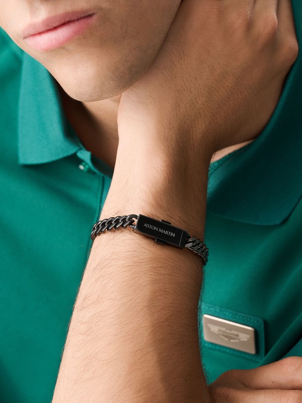 Aston Martin MJIUF5BM3 – muška narukvica od nerđajućeg čelika 316L u gun metal boji, sa karikama i pločicom ugraviranom logotipom ASTON MARTIN. Savršen spoj modernog dizajna i luksuza britanskog brenda. Dužina: 19 cm (veličina M).