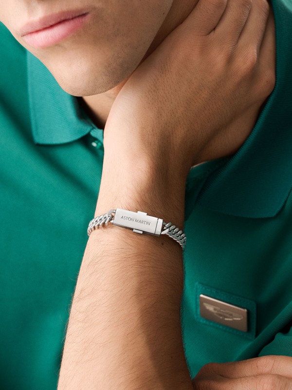 Aston Martin MJIUF5BM2 – muška narukvica od nerđajućeg čelika 316L u boji srebра, sa karikama i pločicom ukrašenom ugraviranim logotipom ASTON MARTIN. Elegantna, izdržljiva i sofisticirana narukvica koja spaja luksuz i stil. Dužina: 19 cm (veličina M).
