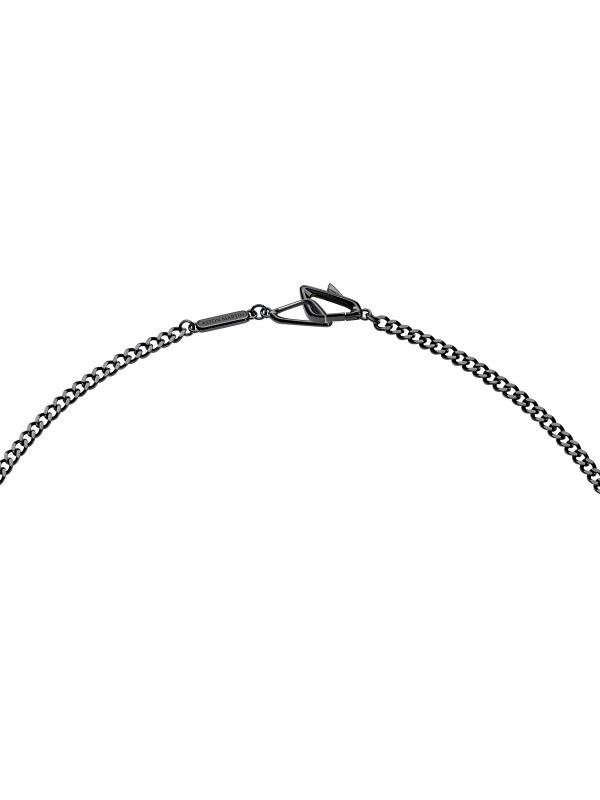 Aston Martin MJIBF5NU1 – muška ogrlica izrađena od nerđajućeg čelika 316L sa IP prevlakom u gun metal boji. Pločica od brušenog čelika sa ugraviranim natpisom “Aston Martin EST 1913” ističe sofisticiran, sportsko-elegantan izgled. Minimalistički dizajn i vrhunska izrada čine ovu ogrlicu simbolom snage, luksuza i prefinjenog stila. Dužina: 60 cm.