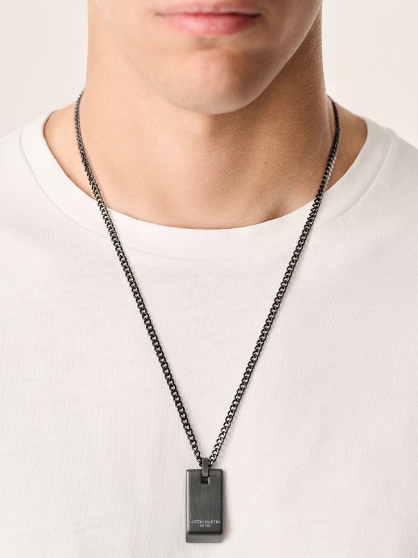 Aston Martin MJIBF5NU1 – muška ogrlica izrađena od nerđajućeg čelika 316L sa IP prevlakom u gun metal boji. Pločica od brušenog čelika sa ugraviranim natpisom “Aston Martin EST 1913” ističe sofisticiran, sportsko-elegantan izgled. Minimalistički dizajn i vrhunska izrada čine ovu ogrlicu simbolom snage, luksuza i prefinjenog stila. Dužina: 60 cm.