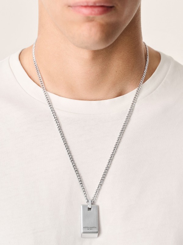 Aston Martin MJIBF5NU0 – elegantna muška ogrlica izrađena od nerđajućeg čelika 316L u boji srebra. Minimalističkog dizajna sa pločicom od brušenog čelika na kojoj je ugraviran natpis “Aston Martin EST 1913”. Kombinacija prefinjenosti i snage, ova ogrlica odražava bezvremenski duh luksuza i preciznosti karakterističan za Aston Martin brend. Dužina: 60 cm.