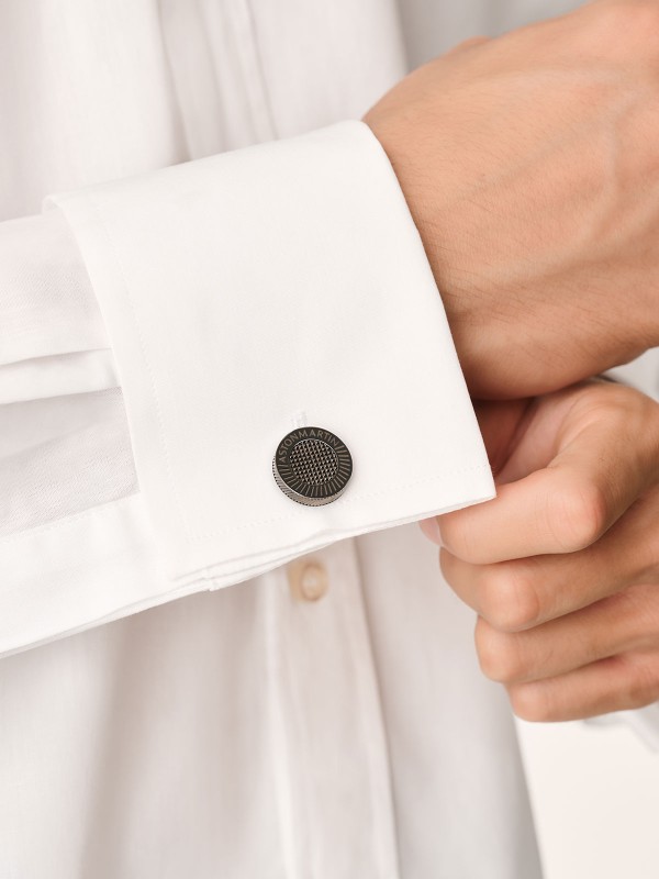 Aston Martin MJISF5CU7 – ekskluzivna dugmad za manžetne izrađena od nerđajućeg čelika 316L sa elegantnom IP prevlakom u gun metal boji i ručno poliranim emajlom. Prepoznatljiv dizajn odražava duh performansi i luksuza Aston Martin brenda. Suptilan, ali upečatljiv dodatak za muškarce koji cene britansku eleganciju, snagu i preciznost u svakom detalju.