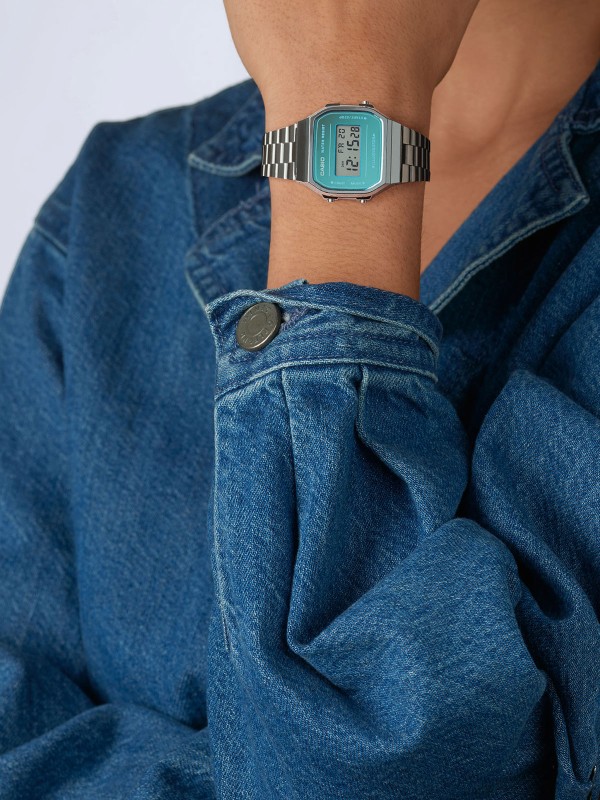 dimenzije kućišta: 38,60mm (visina od 12-6) / 36,30mm (širina  od 9-3)
težina: 49gr
materijal kućišta: gumeno kućište (boja: srebrna)
materijal narukvice: nerđajući čelik (boja: srebrna)
brojčanik boja: plava
mehanizam: kvarcni digitalni