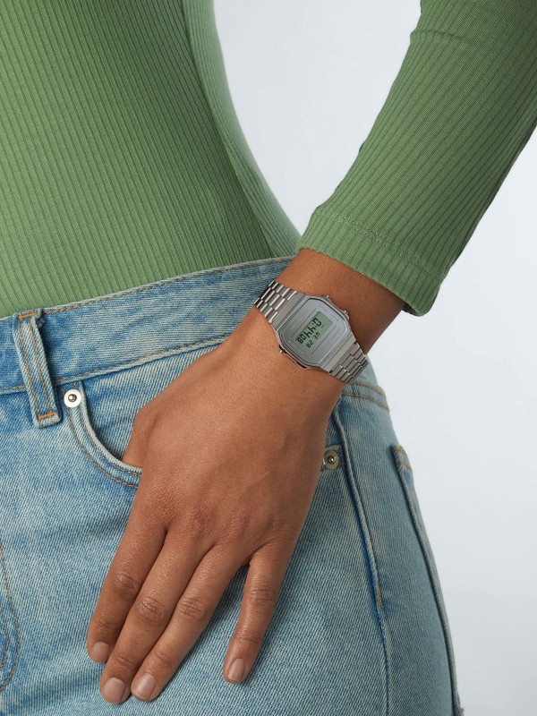 Casio Vintage Iconic unisex sat sa gumenim kućištem, podesivom kopčom i narukvicom od nerđajućeg čelika. Poručite danas.