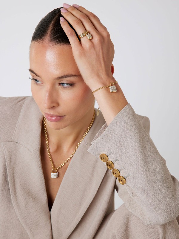 Guess MY SECRET ženski prsten u boji žutog zlata sa detaljem katanca ukrašenog cirkonima. Moderan, nežan i simboličan aksesoar. Veličina 54.