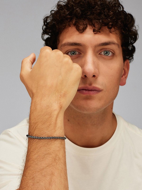 BROSWAY BTD028 – elegantna muška narukvica iz kolekcije RIPTIDE, izrađena od visokokvalitetnog nerđajućeg čelika u crnoj boji. Idealna za moderne muškarce koji cene stil, snagu i sofisticiran dizajn.