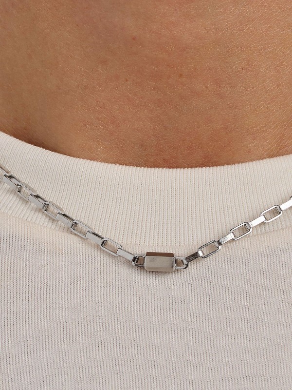 BROSWAY BOA01 – elegantna muška ogrlica iz kolekcije LOGAN, izrađena od visokokvalitetnog nerđajućeg čelika u boji srebra. Idealna za moderne muškarce koji cene stil, snagu i sofisticiran dizajn.