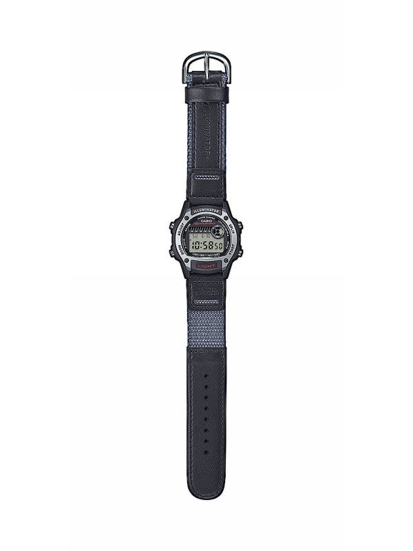 CASIO W-220HF-8AVEF – moderan muški digitalni sat iz kolekcije Timeless Men, izrađen od gumeno kućište sa platnenom narukvicom. Pouzdan kvarcni mehanizam, vodootporan dizajn i udobno pristajanje, idealno za svakodnevno nošenje.