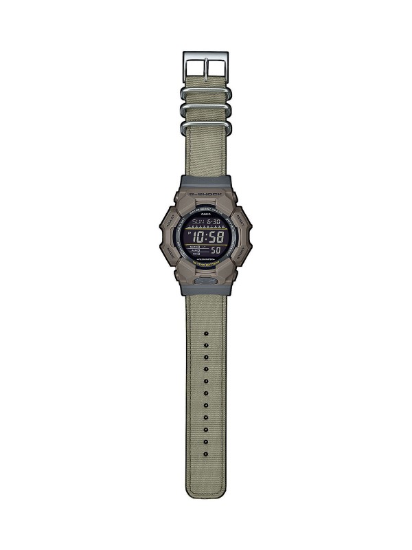 G-SHOCK GD-010CE-5ER – muški sportski sat iz kolekcije G-Shock Classic. digitalni kvarcni mehanizam, izrađen od gumeno kućište sa platnena narukvica. Vodootporan, otporan na udarce i idealan za aktivan stil života.
