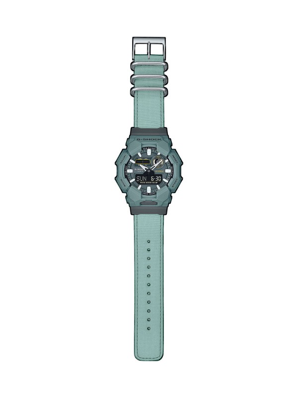 G-SHOCK GA-010CE-2AER – muški sportski sat iz kolekcije G-Shock Classic. analogno digitalni kvarcni mehanizam, izrađen od gumeno kućište sa platnena narukvica. Vodootporan, otporan na udarce i idealan za aktivan stil života.