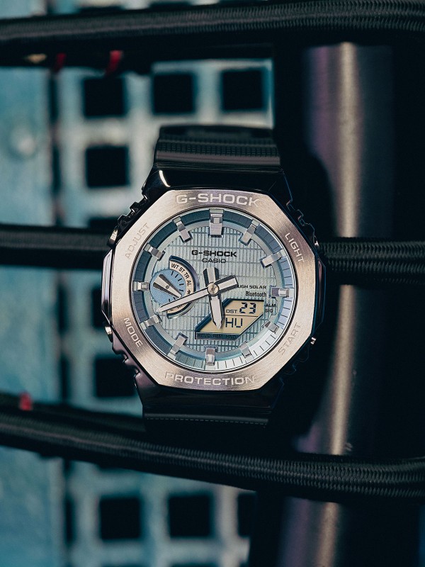 G-SHOCK GBM-2100A-2BER – muški sportski sat iz kolekcije G-Shock Classic. analogno digitalni kvarcni mehanizam, izrađen od kućište guma / čelik sa gumena narukvica. Vodootporan, otporan na udarce i idealan za aktivan stil života.