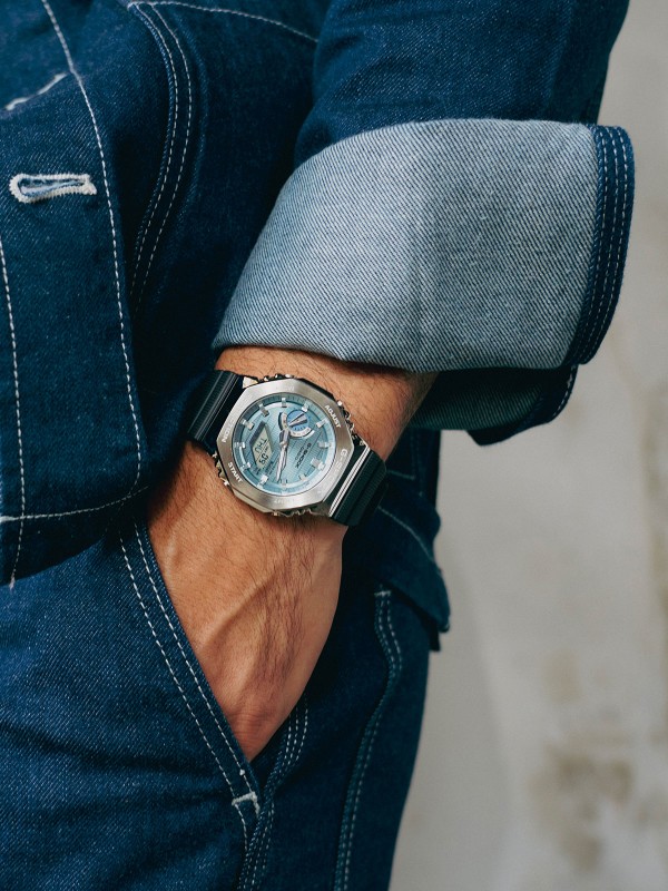 G-SHOCK GBM-2100A-2BER – muški sportski sat iz kolekcije G-Shock Classic. analogno digitalni kvarcni mehanizam, izrađen od kućište guma / čelik sa gumena narukvica. Vodootporan, otporan na udarce i idealan za aktivan stil života.