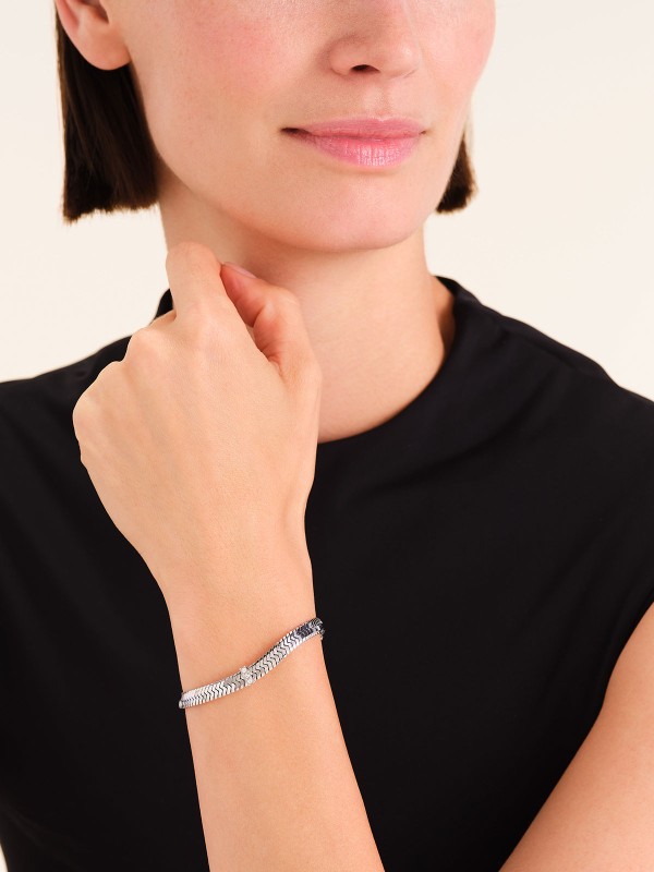 ROSEFIELD JBSCS-J1192 – elegantna ženska narukvica iz kolekcije Rosefield. Izrađena od visokokvalitetnog nerđajućeg čelika u boji srebra. Savršena kombinacija modernog dizajna i sofisticiranog stila, idealna za svaku priliku.