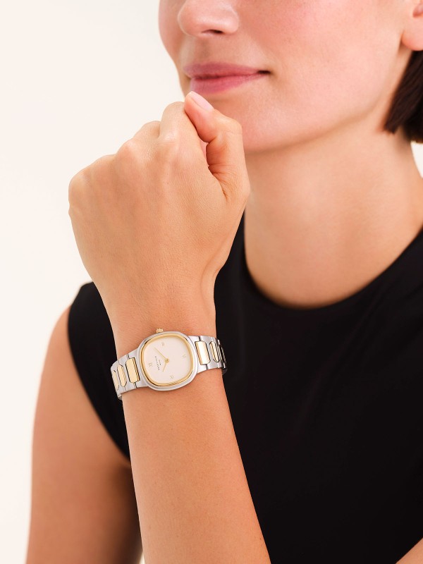 ROSEFIELD ORCDSD-OR03 – elegantan ženski analogni sat iz kolekcije Gaia. Izrađen od mesinganog kućišta i nerđajućeg čelika, kombinuje sofisticirani dizajn i precizan kvarcni mehanizam. Idealno pristaje svakodnevnom i večernjem stilu.