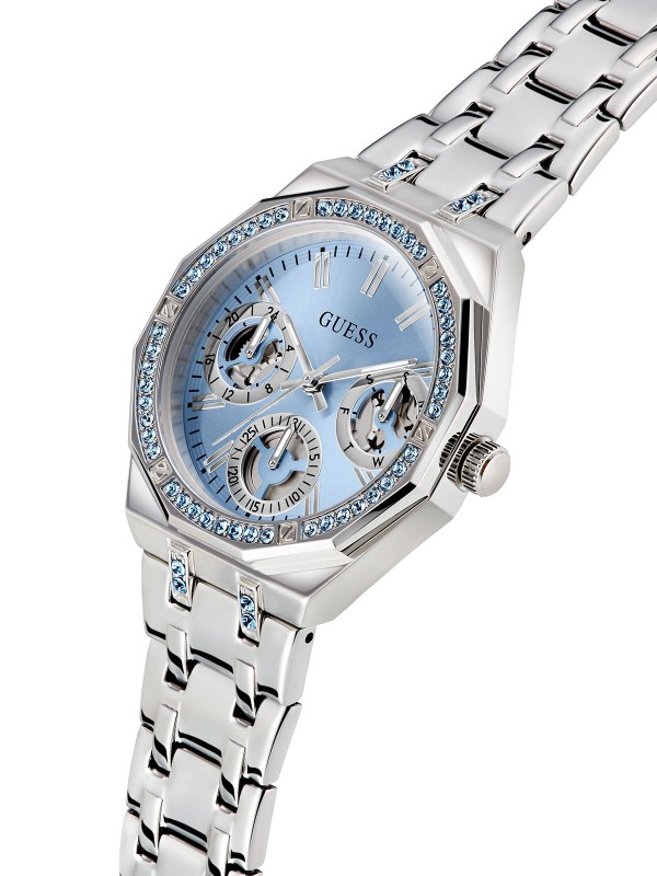 GUESS GW1009L1 – elegantan ženski elegantni sat iz kolekcije Fall 2025. Kućište i narukvica izrađeni su od visokokvalitetnog nerđajućeg čelika, sa kvarcni mehanizmom. U Boji Srebra i prepoznatljiv Guess dizajn čine ovaj model savršenim dodatkom svakoj odevnoj kombinaciji.