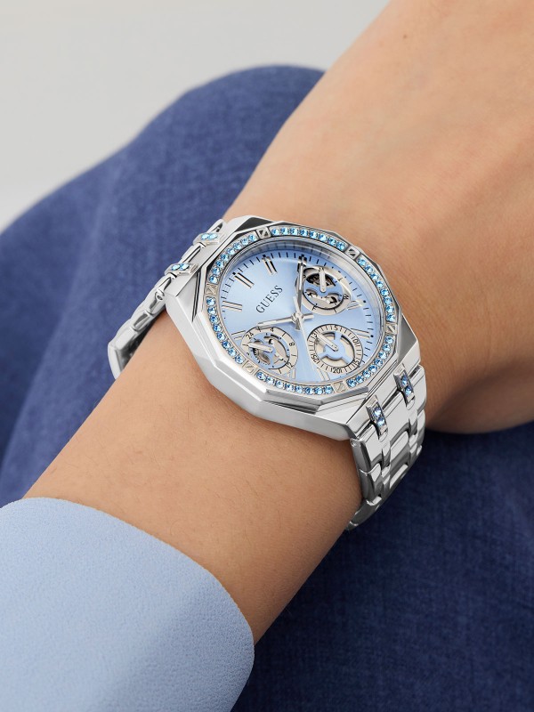 GUESS GW1009L1 – elegantan ženski elegantni sat iz kolekcije Fall 2025. Kućište i narukvica izrađeni su od visokokvalitetnog nerđajućeg čelika, sa kvarcni mehanizmom. U Boji Srebra i prepoznatljiv Guess dizajn čine ovaj model savršenim dodatkom svakoj odevnoj kombinaciji.