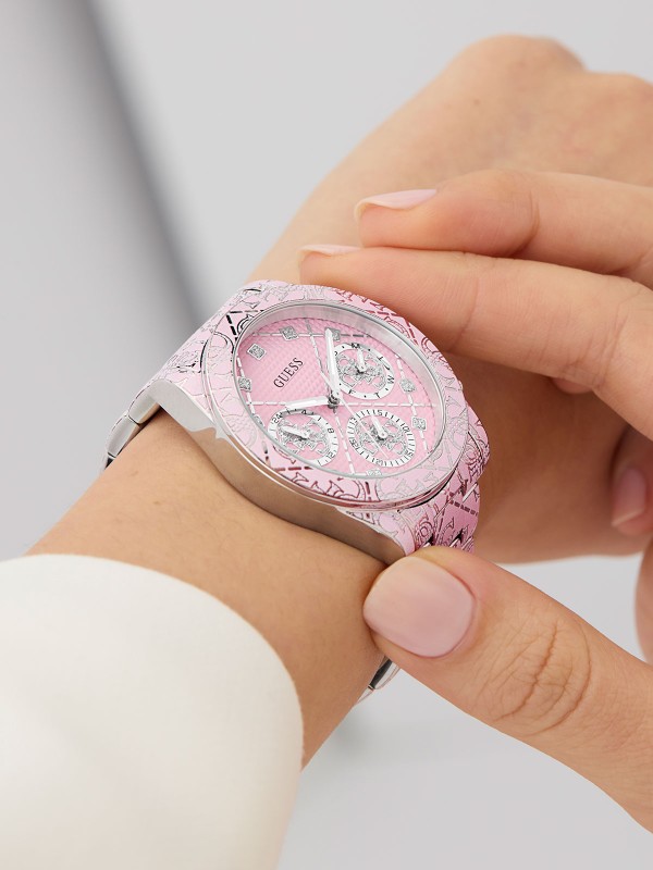 GUESS GW0986L1 – elegantan ženski elegantni sat iz kolekcije Fall 2025. Kućište i narukvica izrađeni su od visokokvalitetnog nerđajućeg čelika, sa kvarcni mehanizmom. U Boji Roze Zlata i prepoznatljiv Guess dizajn čine ovaj model savršenim dodatkom svakoj odevnoj kombinaciji.