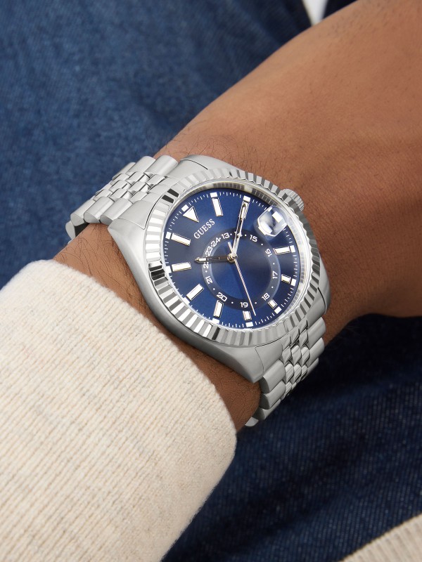 GUESS GW0977G1 – elegantan muški elegantni sat iz kolekcije Fall 2025. Kućište i narukvica izrađeni su od visokokvalitetnog nerđajućeg čelika, sa kvarcni mehanizmom. U Boji Srebra i prepoznatljiv Guess dizajn čine ovaj model savršenim dodatkom svakoj odevnoj kombinaciji.
