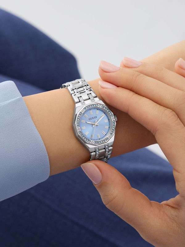 GUESS GW1010L1 – elegantan ženski elegantni sat iz kolekcije Fall 2025. Kućište i narukvica izrađeni su od visokokvalitetnog nerđajućeg čelika, sa kvarcni mehanizmom. U Boji Srebra i prepoznatljiv Guess dizajn čine ovaj model savršenim dodatkom svakoj odevnoj kombinaciji.