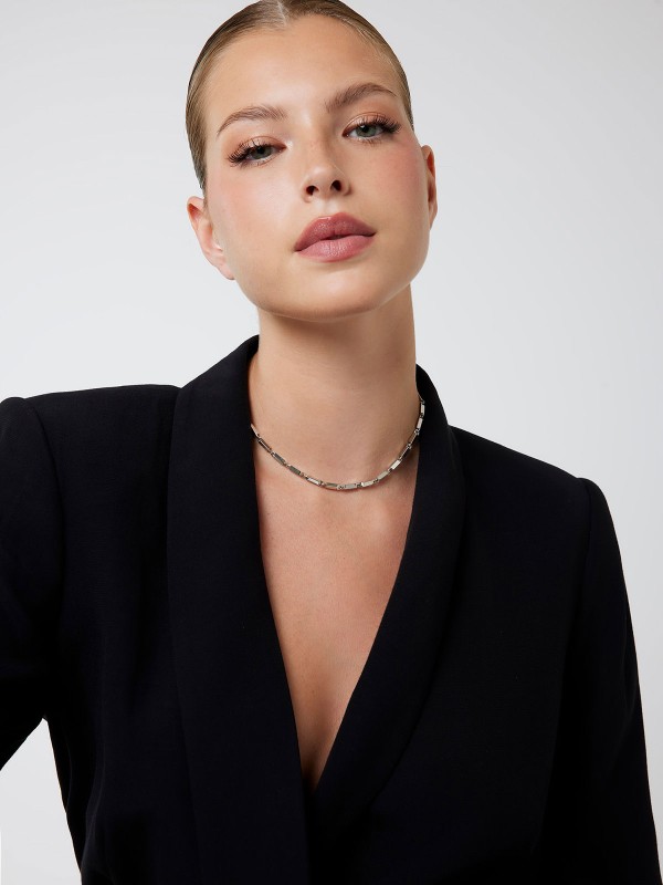 GUESS JUBN05426JWRHT/U – elegantna ženska ogrlica iz kolekcije . Izrađena od visokokvalitetnog legura metala u boji srebra. Moderan dizajn koji se lako kombinuje sa dnevnim i večernjim stilom.