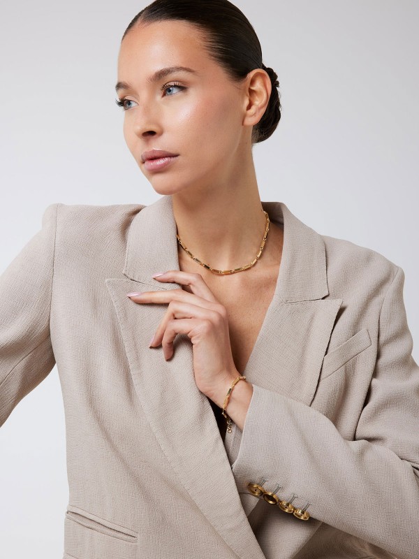 GUESS JUBB05427JWYGS – elegantna ženska narukvica iz kolekcije . Izrađena od visokokvalitetnog legura metala u boji žutog zlata. Moderan dizajn koji se lako kombinuje sa dnevnim i večernjim stilom.