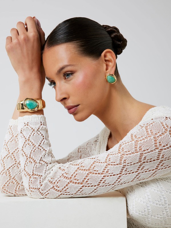 GUESS JUBB05309JWYGTQL – elegantna ženska narukvica iz kolekcije . Izrađena od visokokvalitetnog legura metala u boji žutog zlata. Moderan dizajn koji se lako kombinuje sa dnevnim i večernjim stilom.