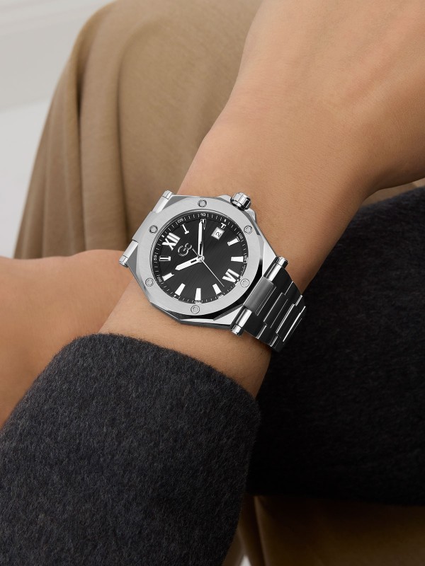 GC Z67004G2 – luksuzan muški elegantni sat iz kolekcije Fall 2025. Kućište i narukvica izrađeni su od visokokvalitetnog nerđajućeg čelika, sa kvarcni mehanizmom. U Boji Srebra i prepoznatljiv Gc dizajn čine ovaj model simbolom elegancije i stila.