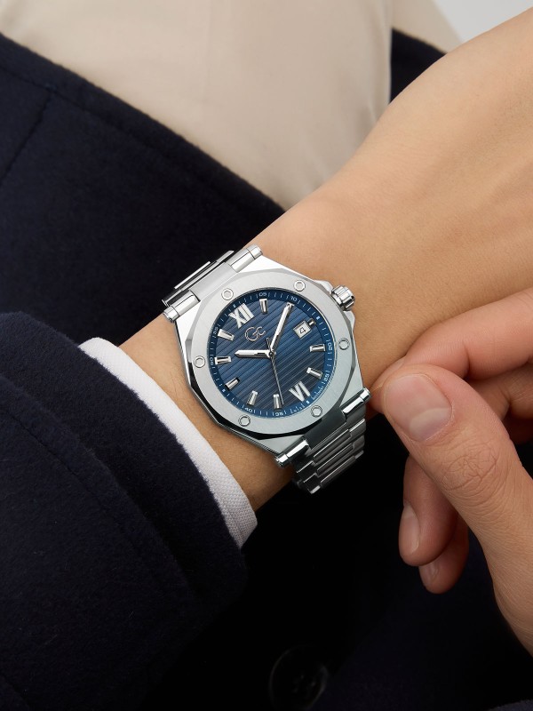 GC Z67001G7 – luksuzan muški elegantni sat iz kolekcije Fall 2025. Kućište i narukvica izrađeni su od visokokvalitetnog nerđajućeg čelika, sa kvarcni mehanizmom. U Boji Srebra i prepoznatljiv Gc dizajn čine ovaj model simbolom elegancije i stila.