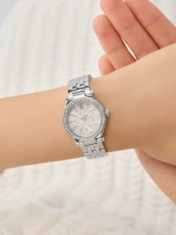 GC Z54006L9 – luksuzan ženski elegantni sat iz kolekcije Fall 2025. Kućište i narukvica izrađeni su od visokokvalitetnog nerđajućeg čelika, sa kvarcni mehanizmom. U Boji Srebra i prepoznatljiv Gc dizajn čine ovaj model simbolom elegancije i stila.