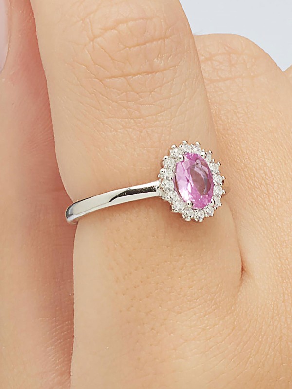 BROSWAY FVP73A – elegantan srebrni ženski prsten iz kolekcije Fancy Vibrant Pink. Ukrašen ovalnim roze cirkonom koji simbolizuje romantiku i ženstvenost, ovaj prsten unosi suptilan sjaj i profinjen izgled. Rodijumska obrada obezbeđuje dugotrajan sjaj i zaštitu od oksidacije.