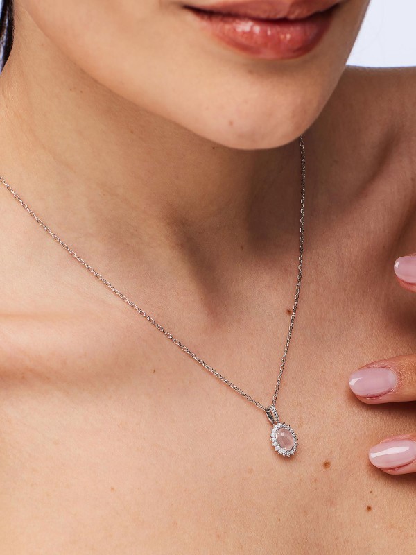 BROSWAY FVP121 – prefinjen srebrni ženski privezak iz kolekcije Fancy Vibrant Pink. Ukrašen roze ovalnim cirkonom koji odiše nežnošću i elegancijom, ovaj privezak donosi suptilan, ali upečatljiv sjaj. Rodijumska obrada obezbeđuje dugotrajan sjaj i zaštitu od oksidacije.