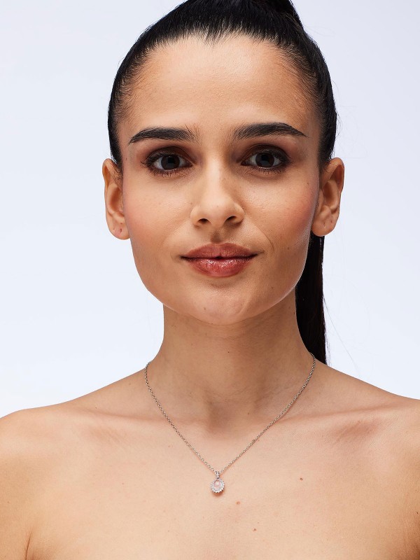 BROSWAY FVP121 – prefinjen srebrni ženski privezak iz kolekcije Fancy Vibrant Pink. Ukrašen roze ovalnim cirkonom koji odiše nežnošću i elegancijom, ovaj privezak donosi suptilan, ali upečatljiv sjaj. Rodijumska obrada obezbeđuje dugotrajan sjaj i zaštitu od oksidacije.